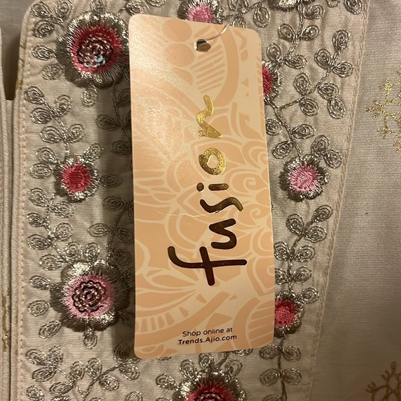 Fusion fancy floral embroidered kurta. NWT - Picture 5 of 8